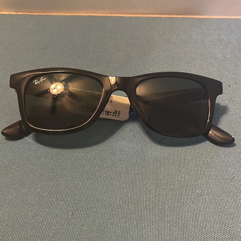 NWT ray ban beautiful stylish sunshades - Picture 2 of 3